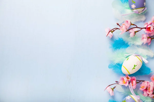 Easter eggs, feathers and flowers — Stock Photo, Image