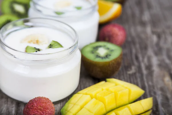 Йогурт з тропічними фруктами — стокове фото