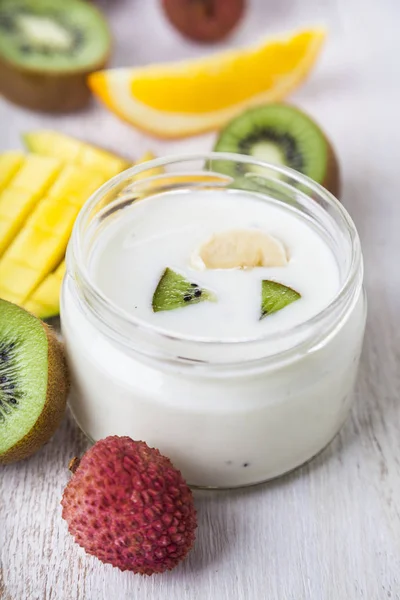 Yogurt con frutta tropicale — Foto Stock