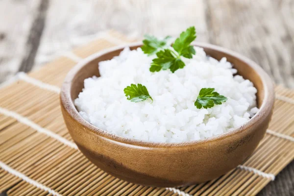 Arroz hervido en un tazón de madera — Foto de Stock