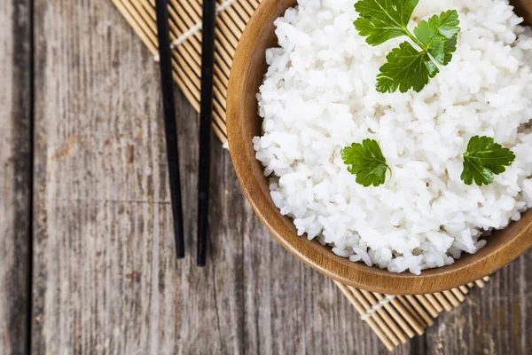 Arroz hervido en un tazón de madera — Foto de Stock