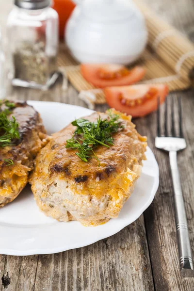 Los rollos de col perezosos en la mesa . — Foto de Stock