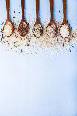 Beş kaşık pirinç farklı sınıflarda ile