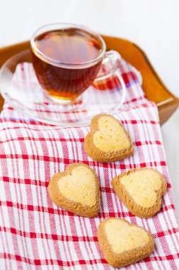 Kalp şeklinde kurabiye ve çay 