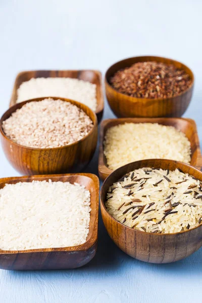 Seis tazones con diferentes variedades de arroz — Foto de Stock