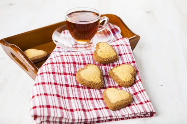 Biscoitos em forma de coração e chá — Fotografia de Stock