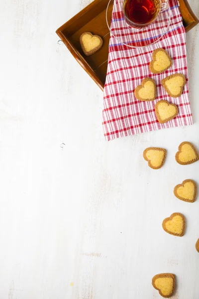 Biscoitos em forma de coração e chá — Fotografia de Stock