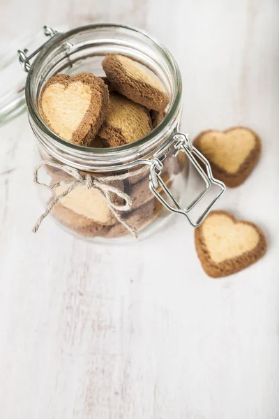 Kalp şeklinde kurabiye cam kavanozda — Stok fotoğraf