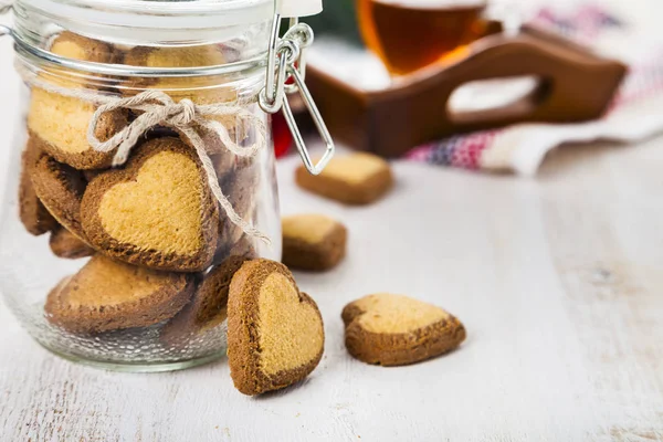Biscoitos em forma de coração em um frasco de vidro — Fotografia de Stock