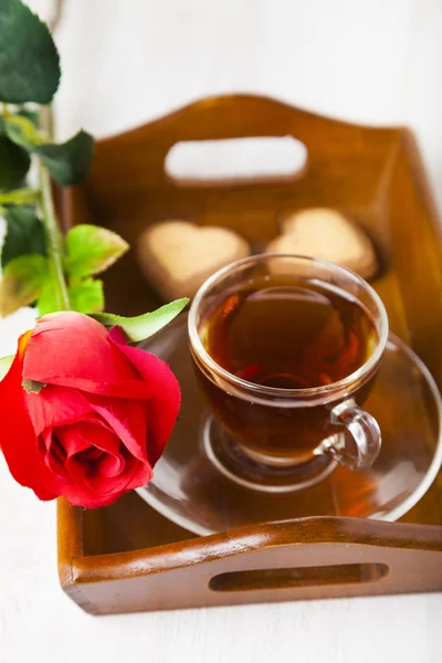 Heart-shaped biscuits, rose and tea — Stock Photo, Image