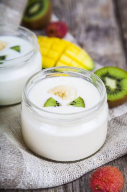 Tropikal meyve ile yoğurt 