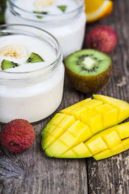 Tropikal meyve ile yoğurt 
