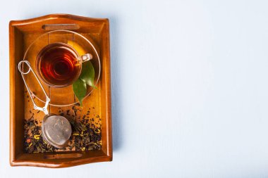 Fincan çay ve bir çay süzgeci