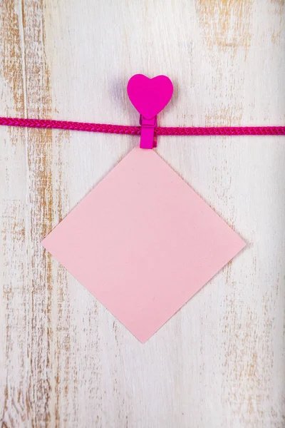 Rózsaszínű papír jegyzetek és szív-hang — Stock Fotó