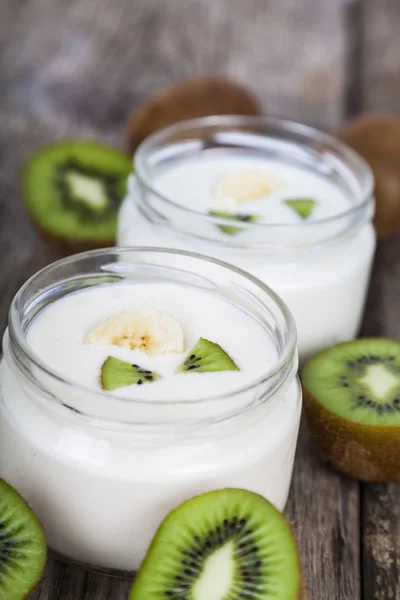 Йогурт с тропическими фруктами — стоковое фото