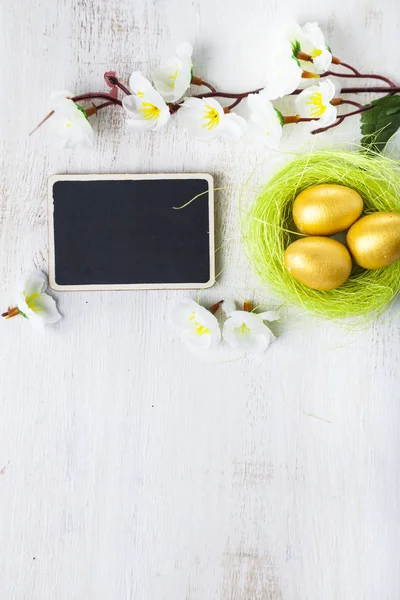 Huevos de oro en un nido —  Fotos de Stock