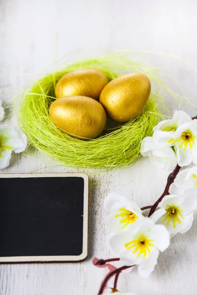 Huevos de oro en un nido —  Fotos de Stock