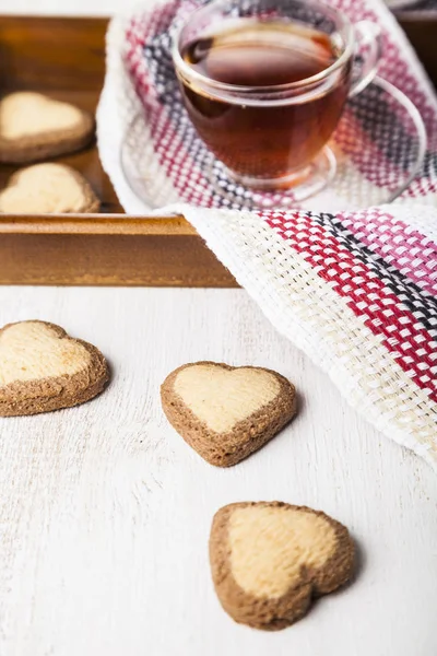 Cookies em forma de coração e chá para o Dia de São Valentim — Fotografia de Stock