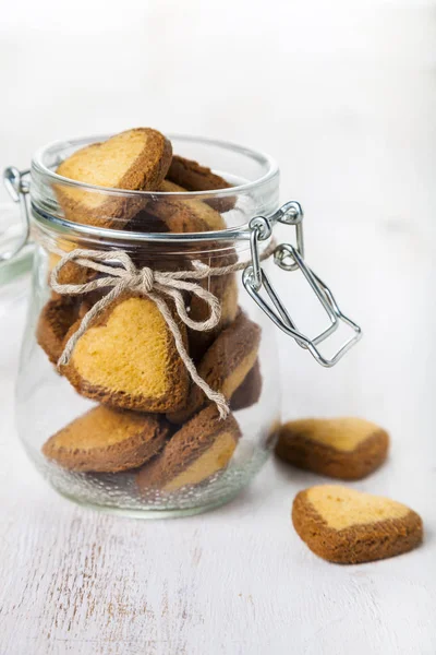 Hartvormige koekjes in een glazen pot — Stockfoto