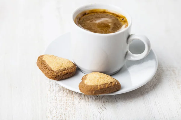 Biscoitos em forma de coração e café — Fotografia de Stock
