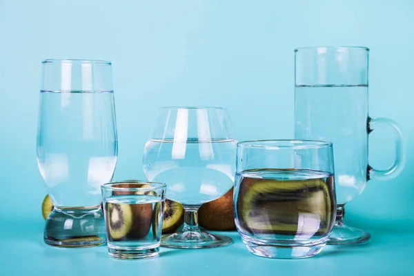 Eau transparente dans différents verres — Photo