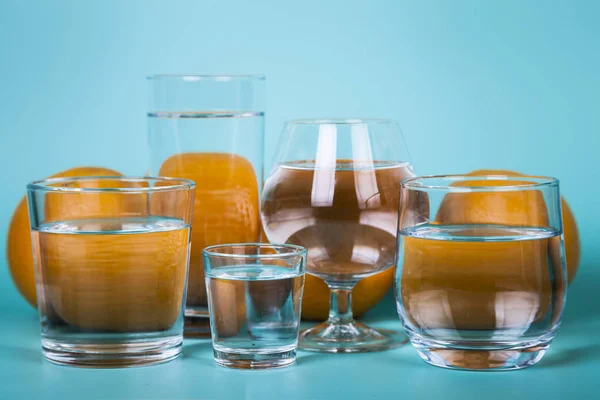 Transparentes Wasser in verschiedenen Gläsern — Stockfoto