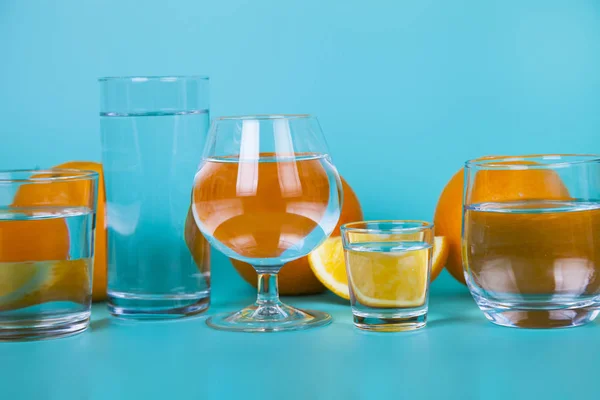 Transparentes Wasser in verschiedenen Gläsern — Stockfoto