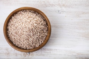 Pembe çiğ pirinç bir kase 