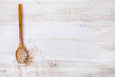 Bir kaşık çiğ pembe pirinç 