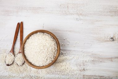 Tabakta çiğ pirinç. 