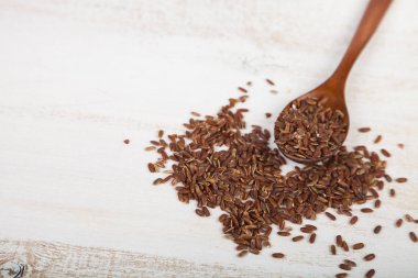 Çiğ kırmızı yabani pirinç bir kase 