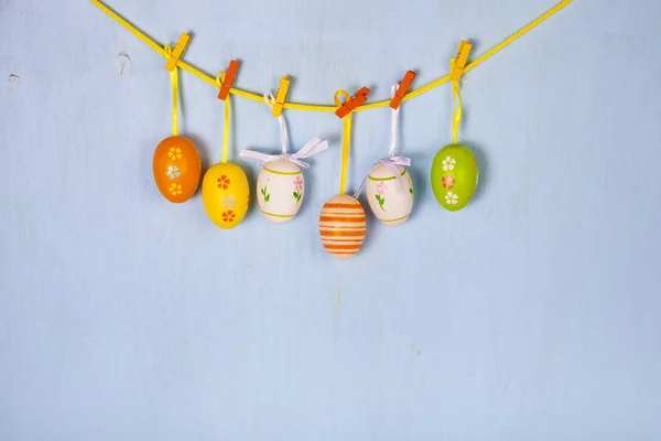 Ovos de Páscoa em uma corda — Fotografia de Stock