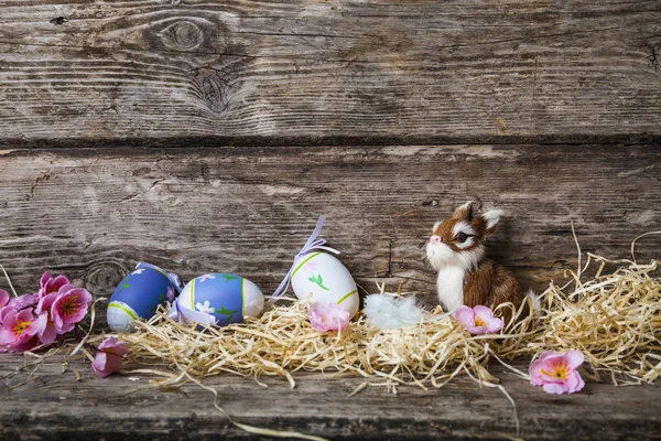 Osterstillleben mit Ostereiern und einem Spielzeughasen — Stockfoto