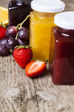 Reçelli üç kavanoz. 