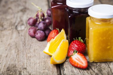 Reçelli üç kavanoz. 