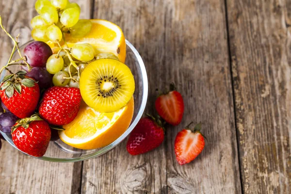 Frutos maduros en un plato transparente — Foto de Stock