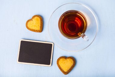 Kalp şeklindeki çörek ve çay