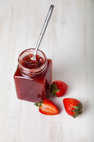 Glas Erdbeermarmelade und reife Erdbeeren — Stockfoto