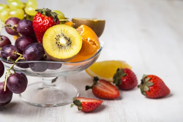 Frutos maduros em uma placa transparente — Fotografia de Stock