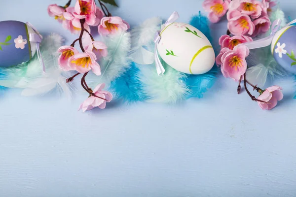 Huevos de Pascua, plumas y flores —  Fotos de Stock