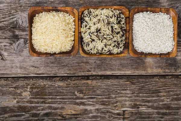 Trzy miski z różnych odmian ryżu — Zdjęcie stockowe