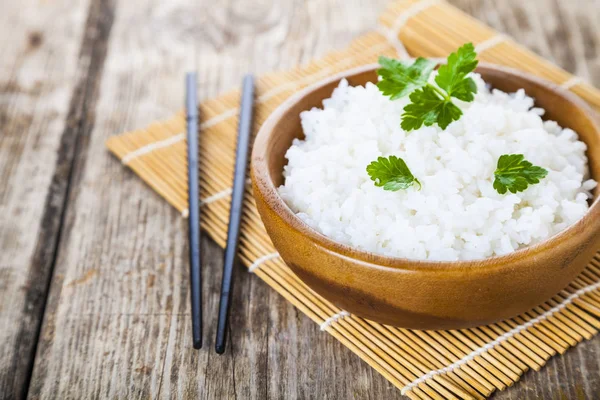 Arroz hervido en un tazón de madera — Foto de Stock