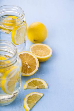 Limonlu serinletici buzlu soğuk su 