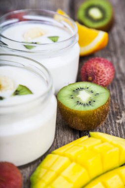 Tropikal meyve ile yoğurt 