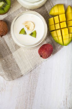 Tropikal meyve ile yoğurt 