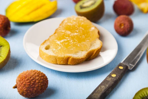 Marmellata di frutta tropicale sul pane — Foto Stock
