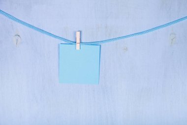 Kağıt asmak bir ip üzerinde 