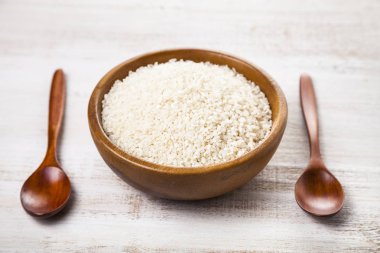 Tabakta çiğ pirinç. 