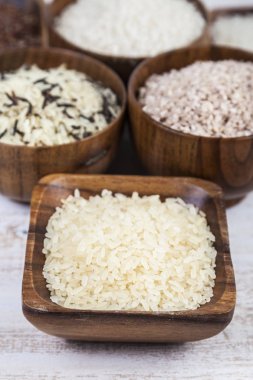 Farklı çeşitleri ile altı yuvarlak kase