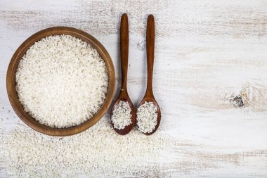 Tabakta çiğ pirinç. 